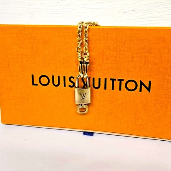 LOUIS VUITTON #320 Lock & Key w/Unbranded Chain, EUC - Picture 7 of 10